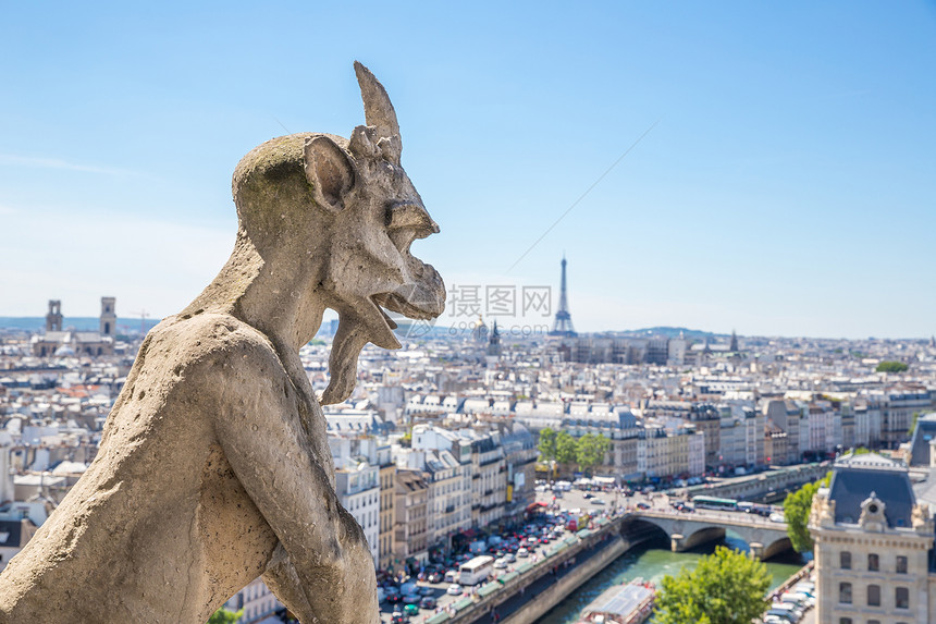 巴黎圣母院的GargoyleStryge和恶魔在夏天俯视际Gargoyle的选址图片