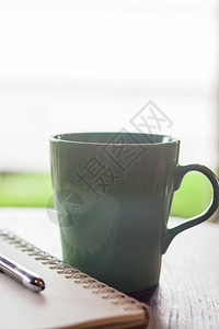 咖啡店的绿杯子股票照片图片