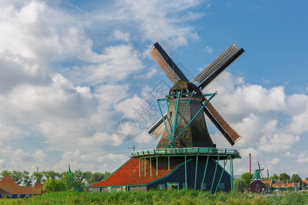 荷兰河附近ZaanseSchans的风车景乡村观图背景图片