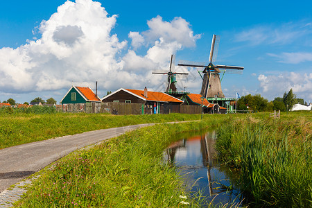 荷兰运河附近ZaanseSchans的风车景乡村观图背景图片