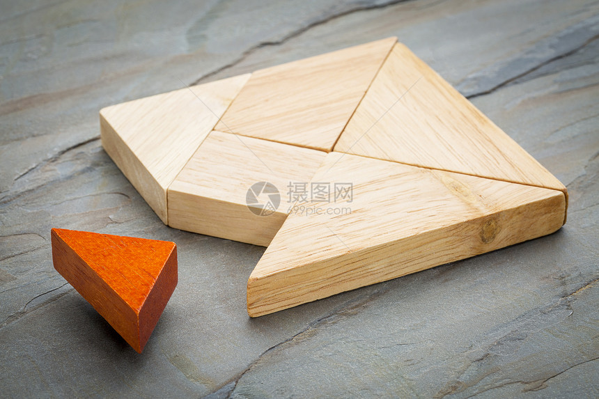 一个方形中缺少的一块方形是用tangram形状构建的传统拼图游戏石块岩背景图片