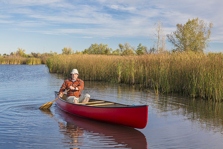 池塘上的独木舟秋天高清图片素材