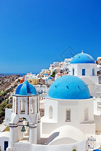 希腊圣托里尼岛的Oia镇希腊传统和著名的房屋教堂在爱琴海的卡尔德拉岛上空有蓝色圆丘背景
