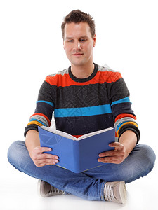 年轻男子阅读书籍或在白孤立的地板上学习背景图片