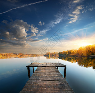 秋天在平静的河边码头图片