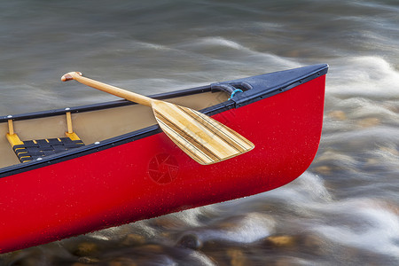 红独木舟弓用板桨对浅河快速冲刺背景图片