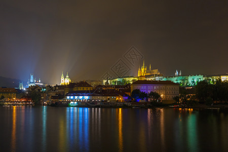 布拉格城堡伏尔塔瓦河和夜间照明小区捷克布拉格图片