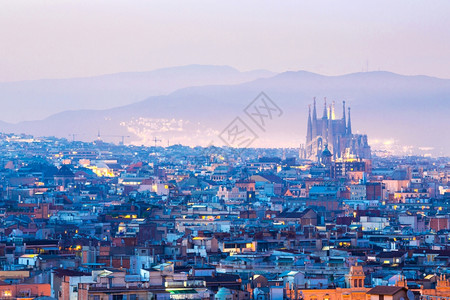 西班牙黄昏的巴塞罗那市风景图片