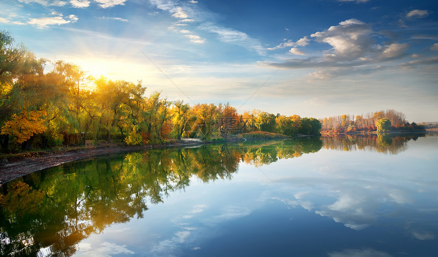 秋天清晨太阳在河上过秋天图片