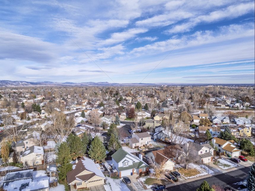 科罗拉多前线山脉一带典型居民区的城市景点从低飞行无人驾驶机背景的落基山脉脚丘对科林堡的空中观察图片