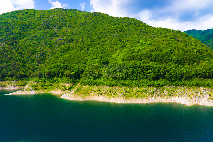 山区湖美丽的泊森林和山丘风景图片