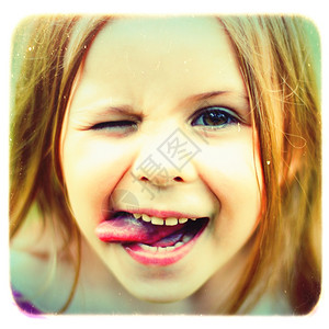 微笑的小女孩与抑制效果图片