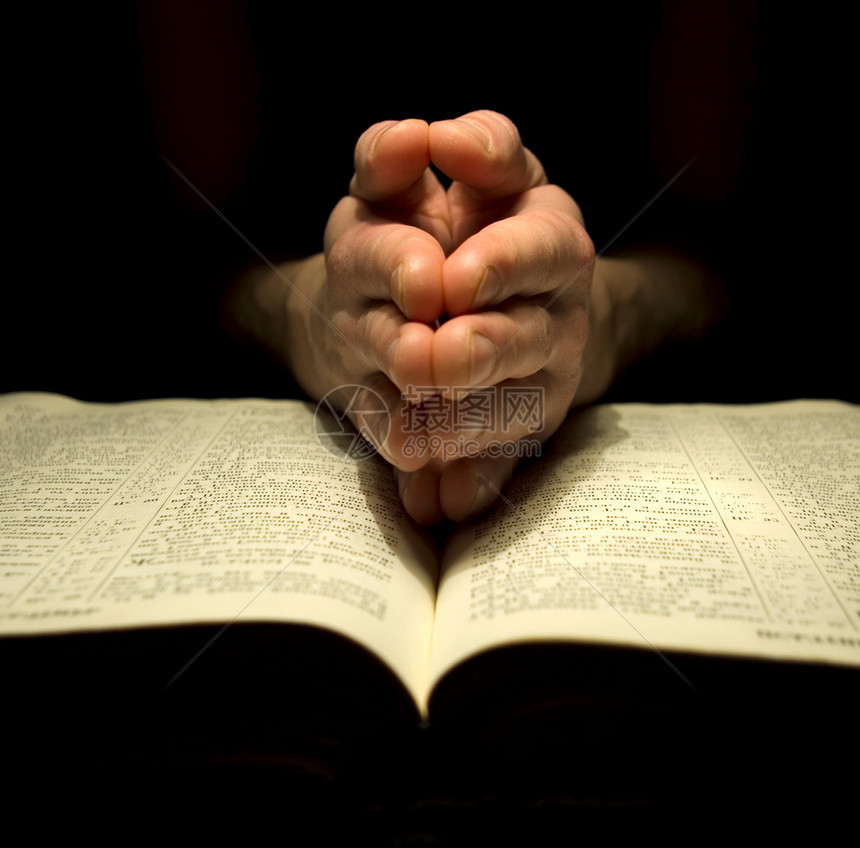 一个男人的手在圣经上拍祷告图片