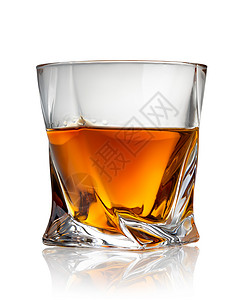 白朗姆酒白背景上的兰地玻璃杯背景