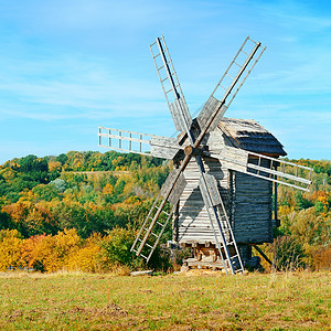 古老的风车在山丘上图片