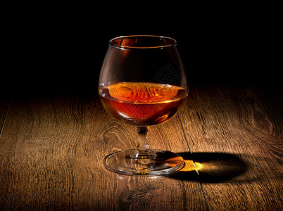 爱尔兰威士忌木制桌子上一杯金白兰地背景