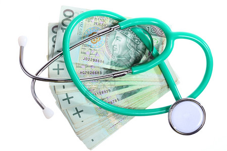 医疗和成本概念将绿色听诊器放在货币抛光纸钞票上图片