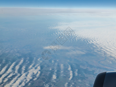 从云中飞行的机窗口查看天景云色图片