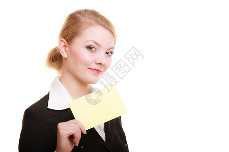 广告持有空白副本的年轻妇女将白色的黄名片空放在白的黄名片上背景图片