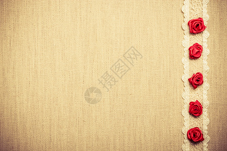 情人节婚礼请柬或贺卡红装饰的丝绸玫瑰花衣物上带丝边框背景图片