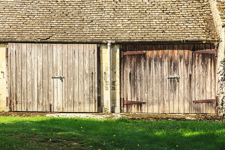 在英语农村有两扇门的旧木制谷仓高清图片