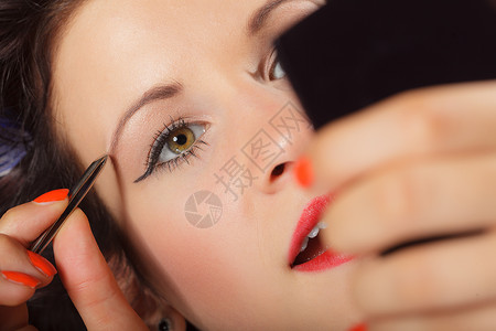 脸部紧的分女人用Tweezers挖眉毛女孩的Tweez眉毛图片