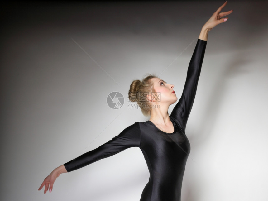 现代风格美丽的芭蕾舞女工作室灰色背景的芭蕾舞女图片