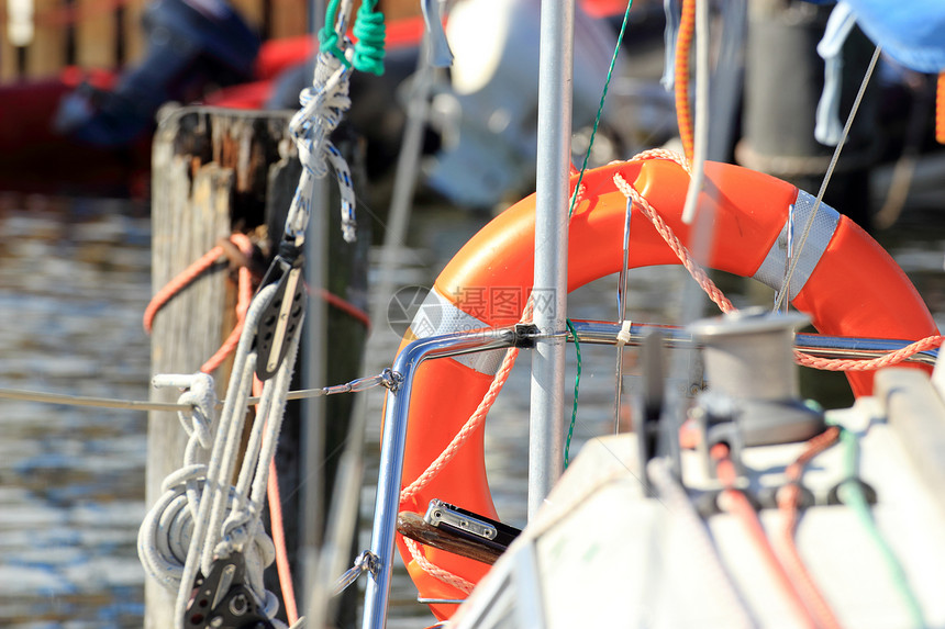 安全饮水支助援圈在帆船上救援红色生艇员图片