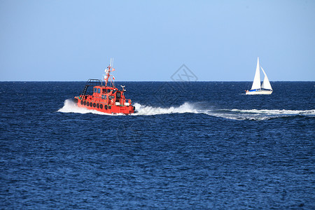 海上监测船的橙色拖图片