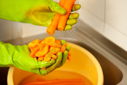 女人手握着绿色套切开在厨房里做胡萝卜室内健康饮食有机营养现实自然形象图片