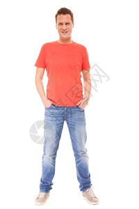 身穿红色T恤短袖牛仔裤的全长青年男子随时装风格手放在口袋里白色背景上被孤立放松高清图片素材