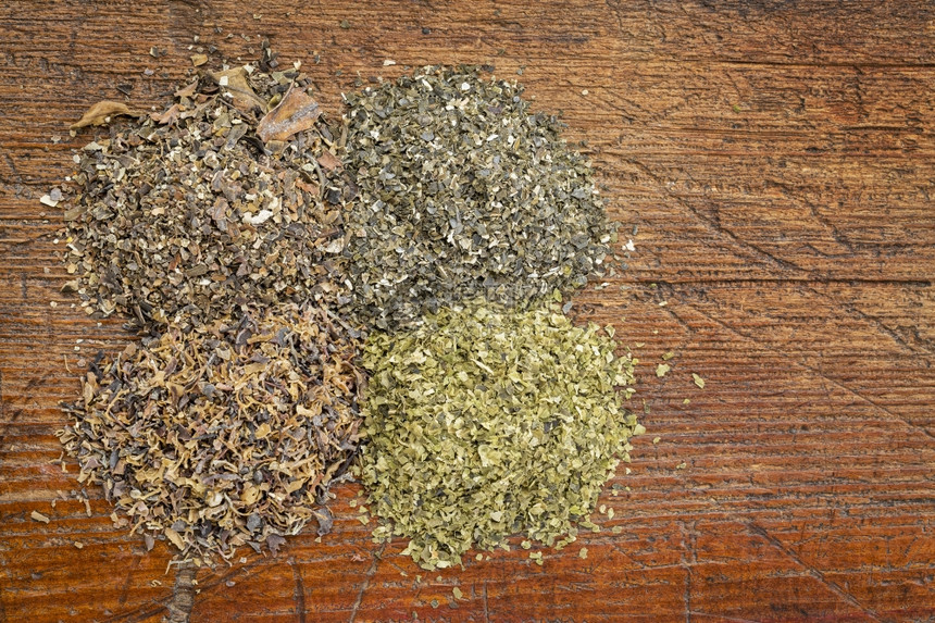 4种底海藻食物补充爱尔兰苔类瓦卡米海生菜和膀胱水龙头在石灰木上图片