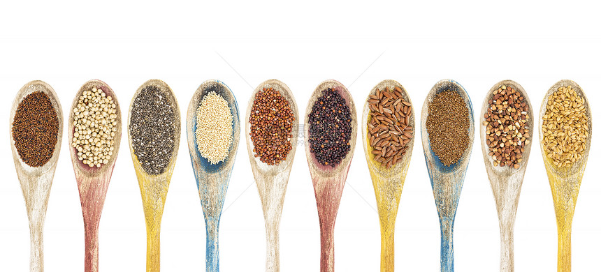 在孤立的木勺上从左到右收集了免费的谷粒和种子这些木勺是kaniwa高梁chiaamaranthredquinoa黑色quinoa图片