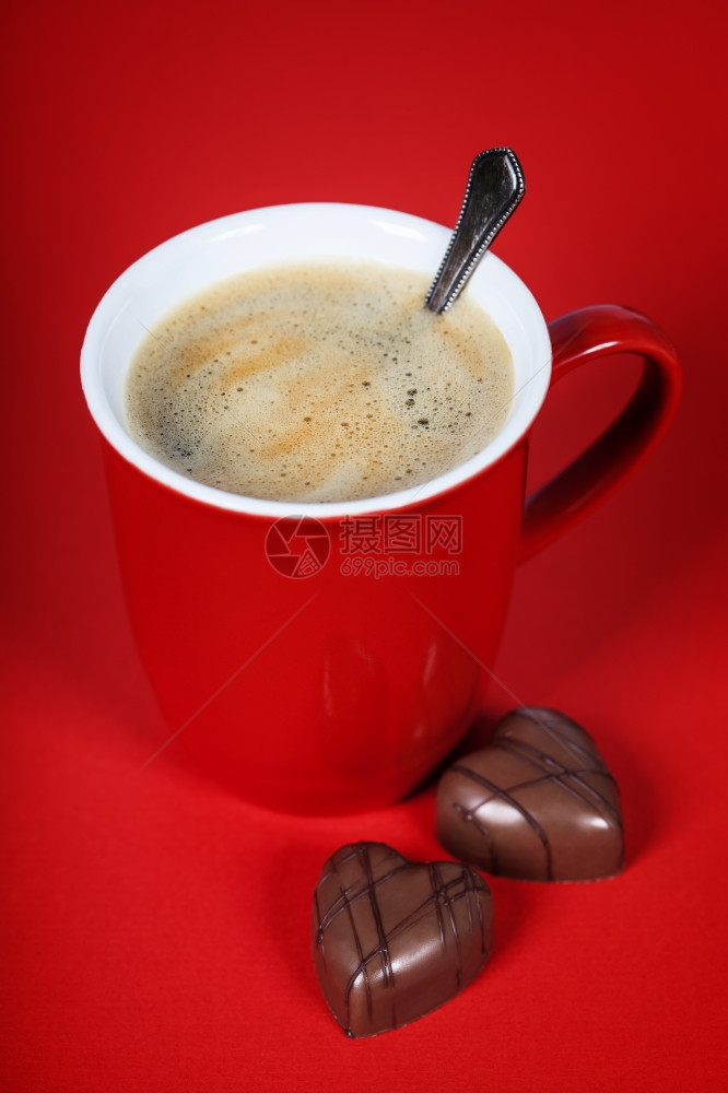 Valentrsquuo日构成红底咖啡杯和巧克力图片