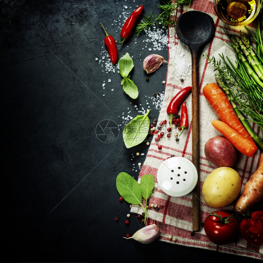 木勺和黑暗背景的原料蔬菜食品健康或烹饪概念图片