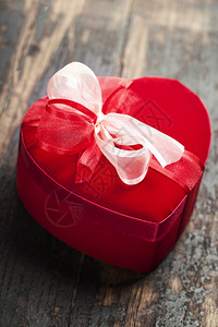 木背景的红色爱心礼物盒图片