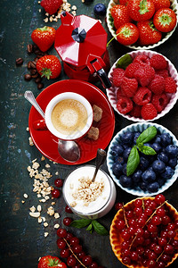 健康早餐带有梅斯利和浆果的酸奶健康和饮食概念高清图片