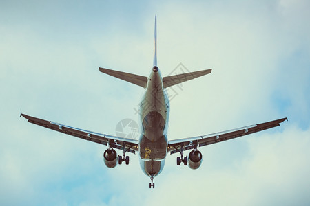实际喷气飞机喷气飞机从蓝天白云中飞行假期高清图片素材