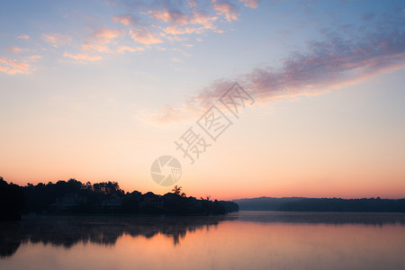 湖边的薄雾清晨高清图片