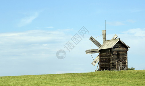 老俄罗斯风车在田野里一个美妙的生锈外观背景木制的高清图片素材