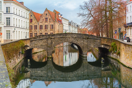 比利时布鲁日运河和桥梁风景城市图片