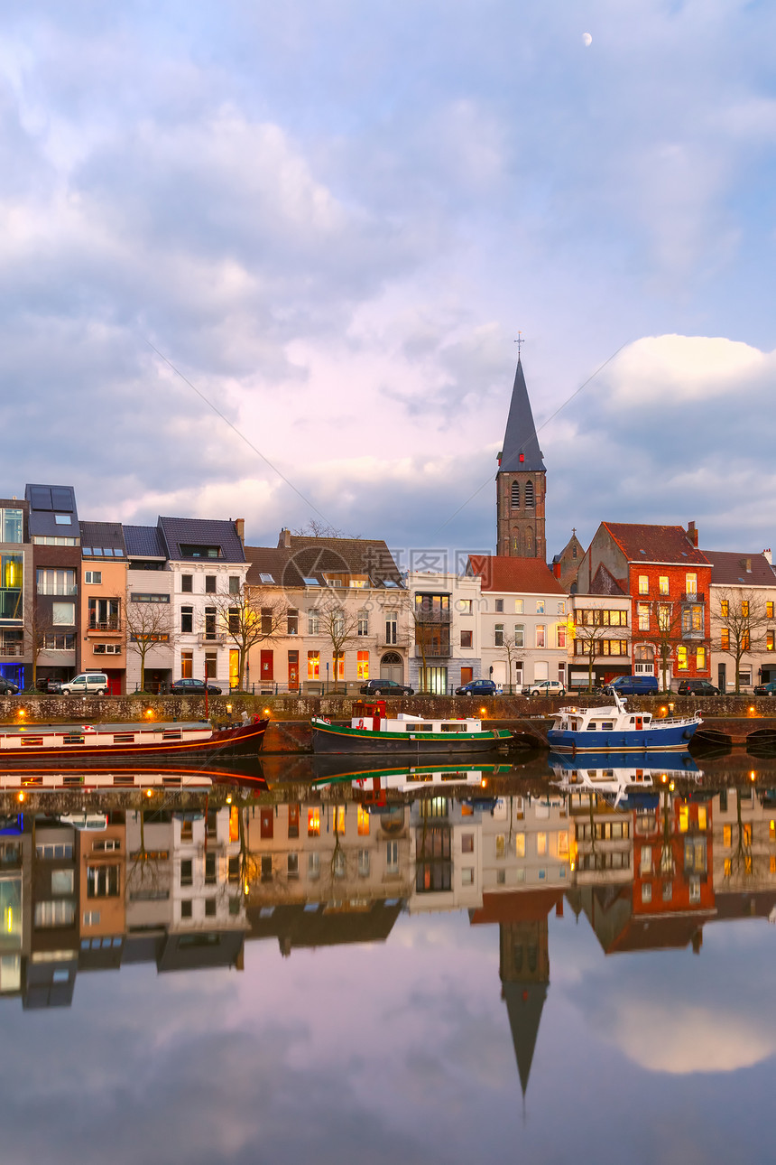 比利时日落在根特镇Leie河岸边建有彩色房屋的反光图片