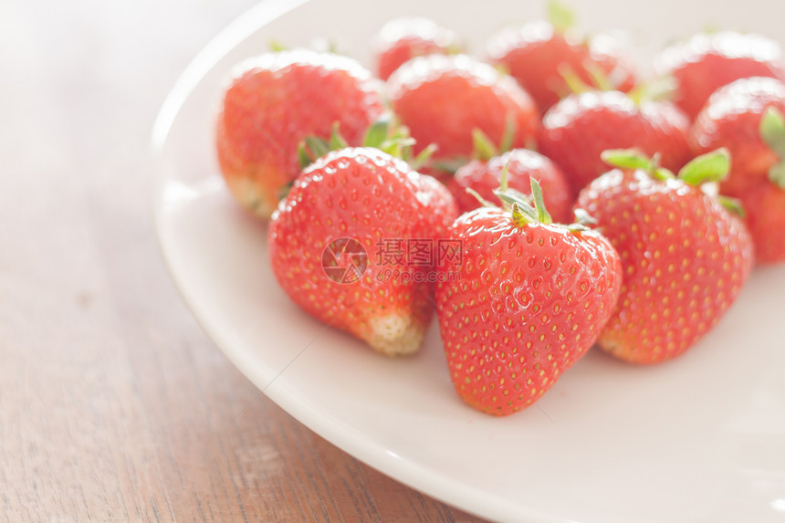 白色盘子上的新鲜草莓股票照片图片
