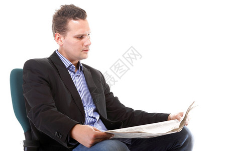 坐在椅子上看白背景孤立报纸的商人出版高清图片素材