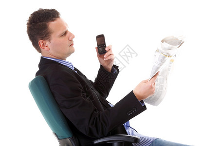 商人在报纸上读到手机电话评论白种背景孤立的经济新闻背景图片