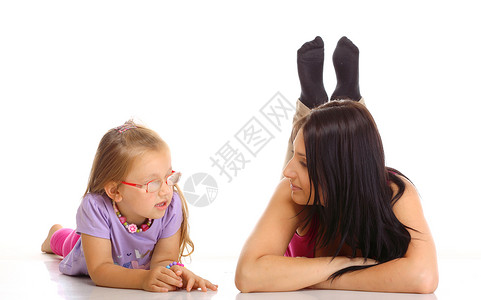 母亲与女孩趴着地上交流图片