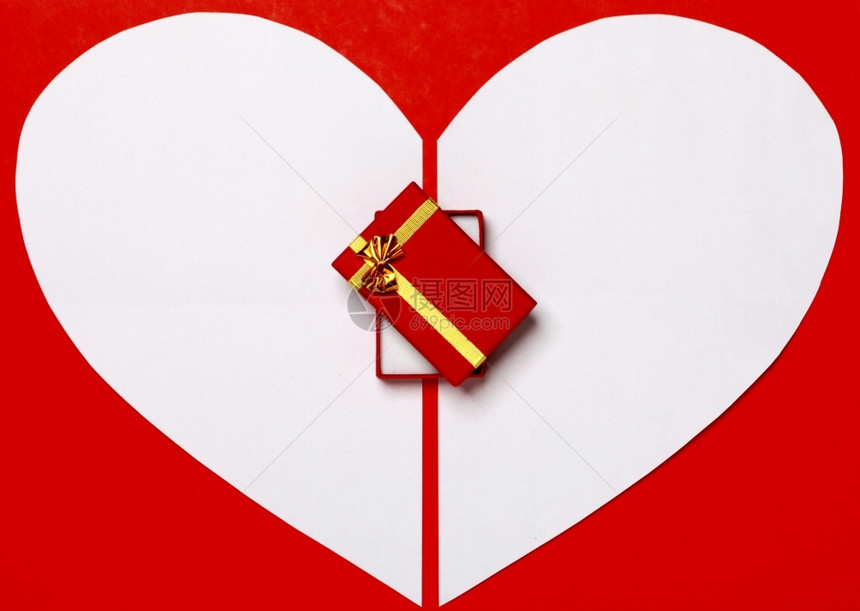 红色背景和礼物盒上的白心纸面有金丝带情人节和贺卡心脏符号框图片