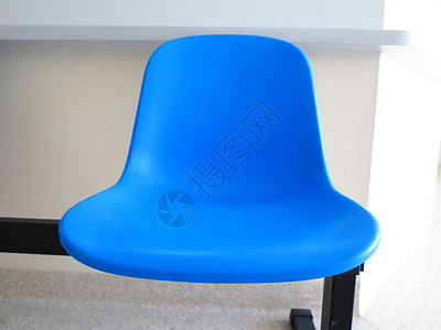 等候室内部的蓝色凳子空椅背景图片