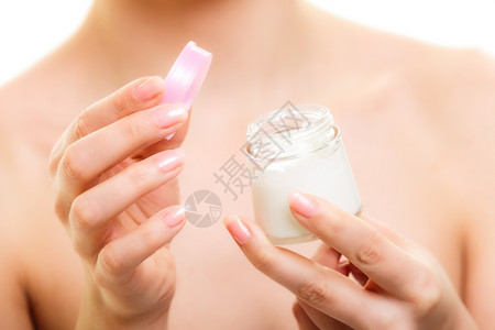 乳液水罐妇女被关上布隆德女孩照顾干燥的皮肤使用湿润的乳霜隔离美容治疗图片