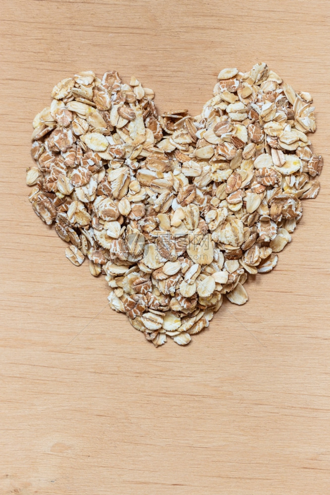 食用医疗概念谷物心脏在木质表面形成健康食物用于降低胆固醇保护心脏图片
